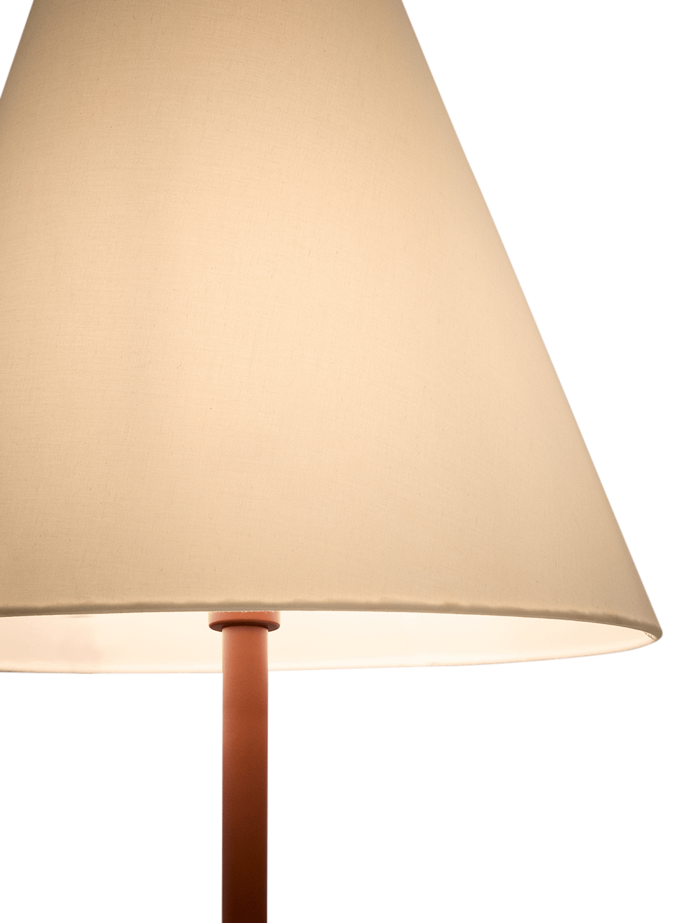 Navat staande lamp van metaal in terracotta gelakte afwerking