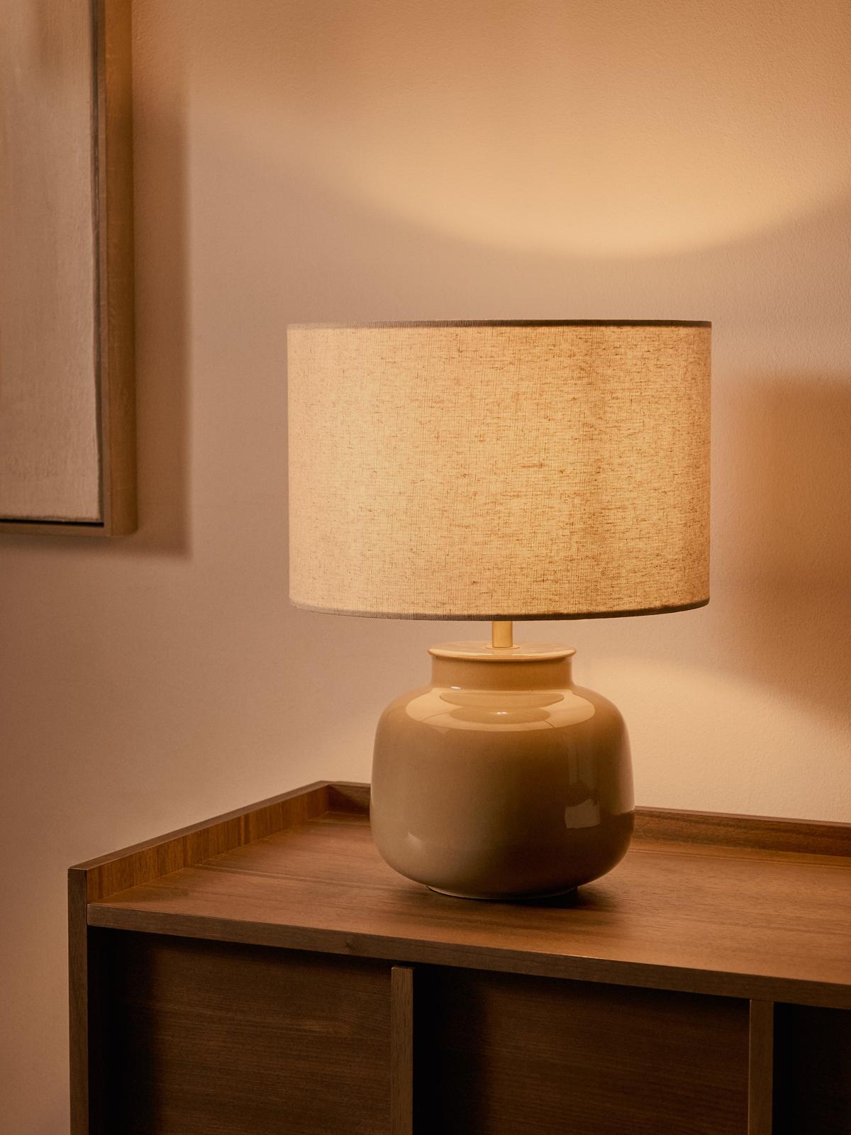 Tay tafellamp van groen keramiek en beige linnen