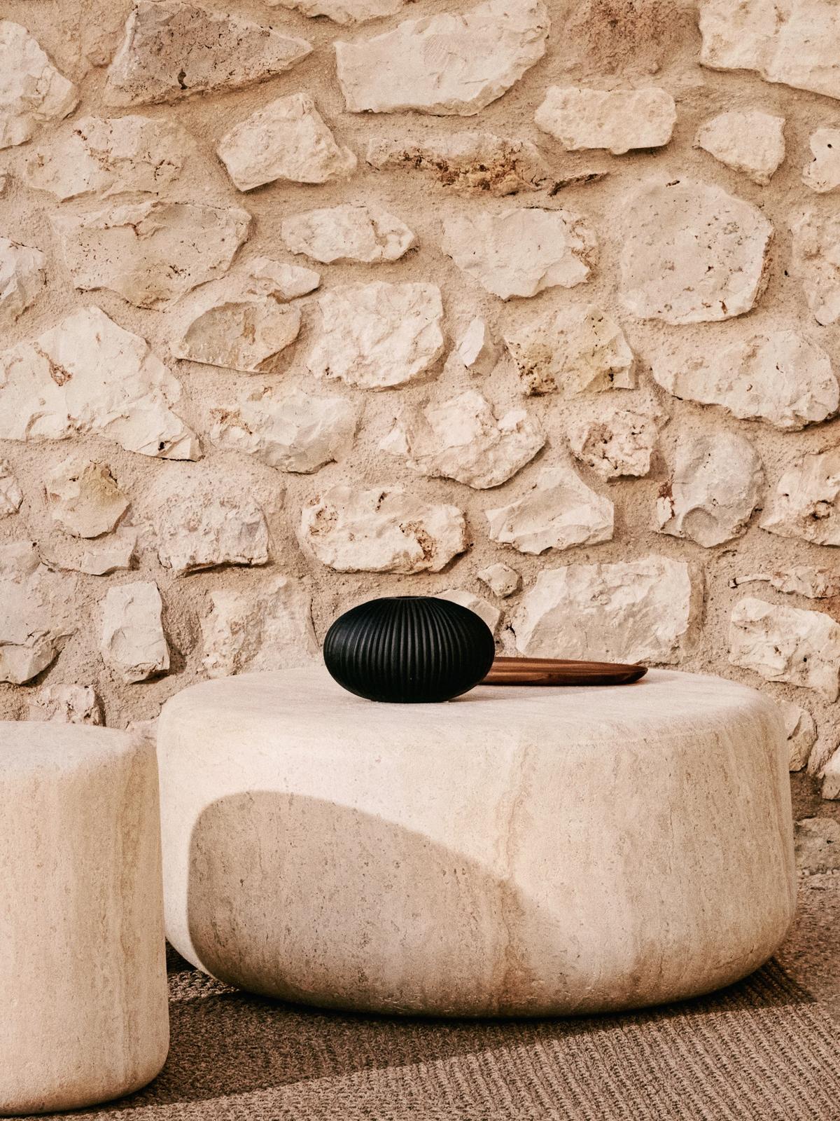 Drasi salontafel van cement met afwerking van travertijneffect ⌀90 cm