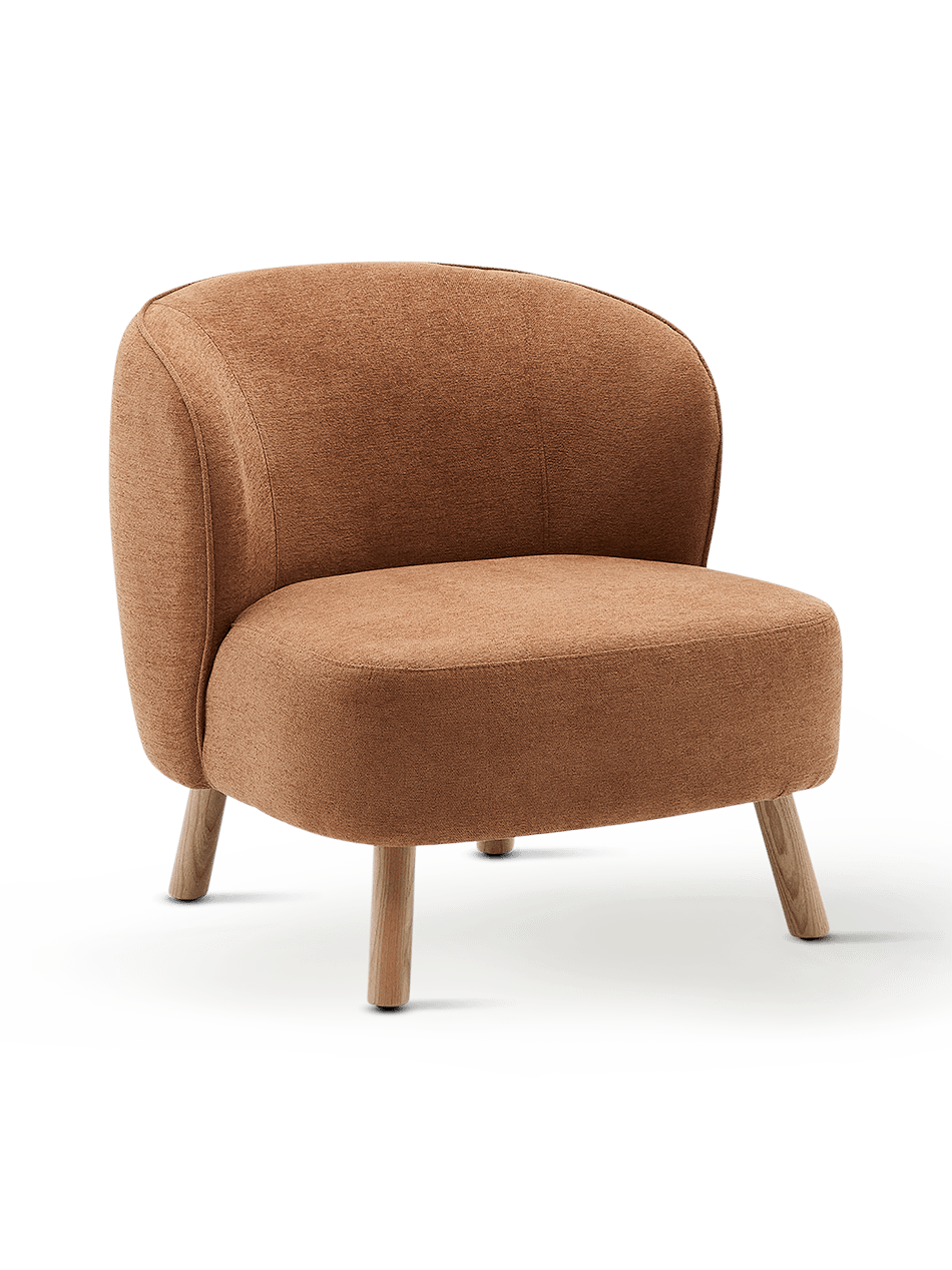 Fauteuil Ulit in terracotta chenille met massief beukenhouten poten natuurlijke afwerking.