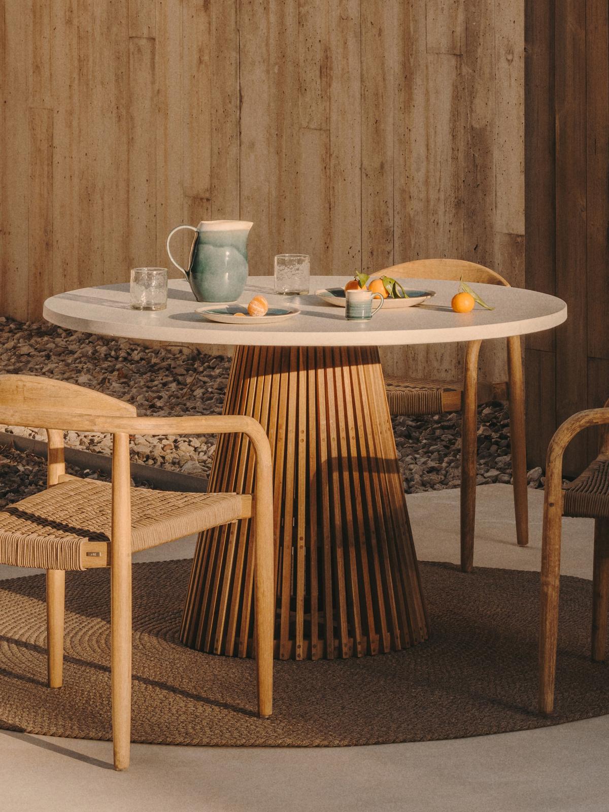 Ronde tuintafel Alcaufar van massief teakhout en wit cement ⌀120 cm