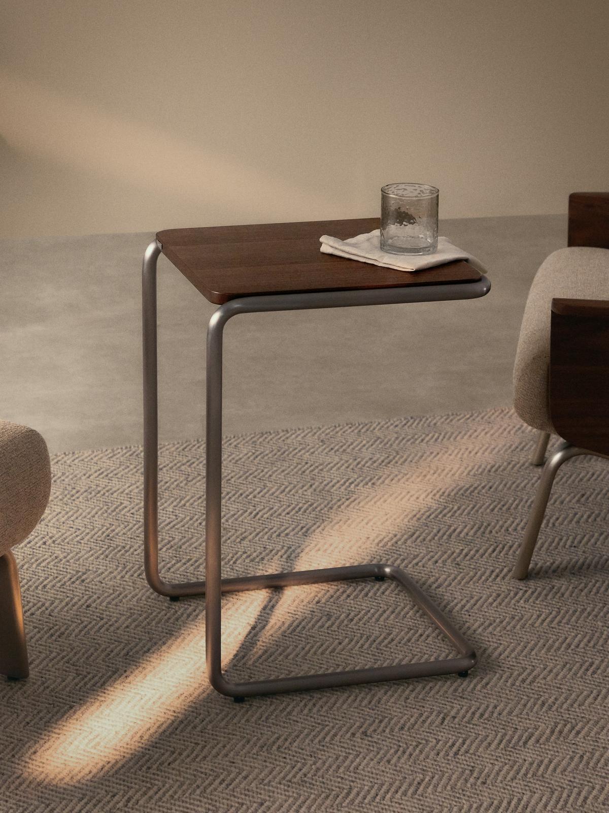 Tarsel bijzettafel van walnootfineer met een geborsteld roestvrij stalen frame 42 x 60 cm