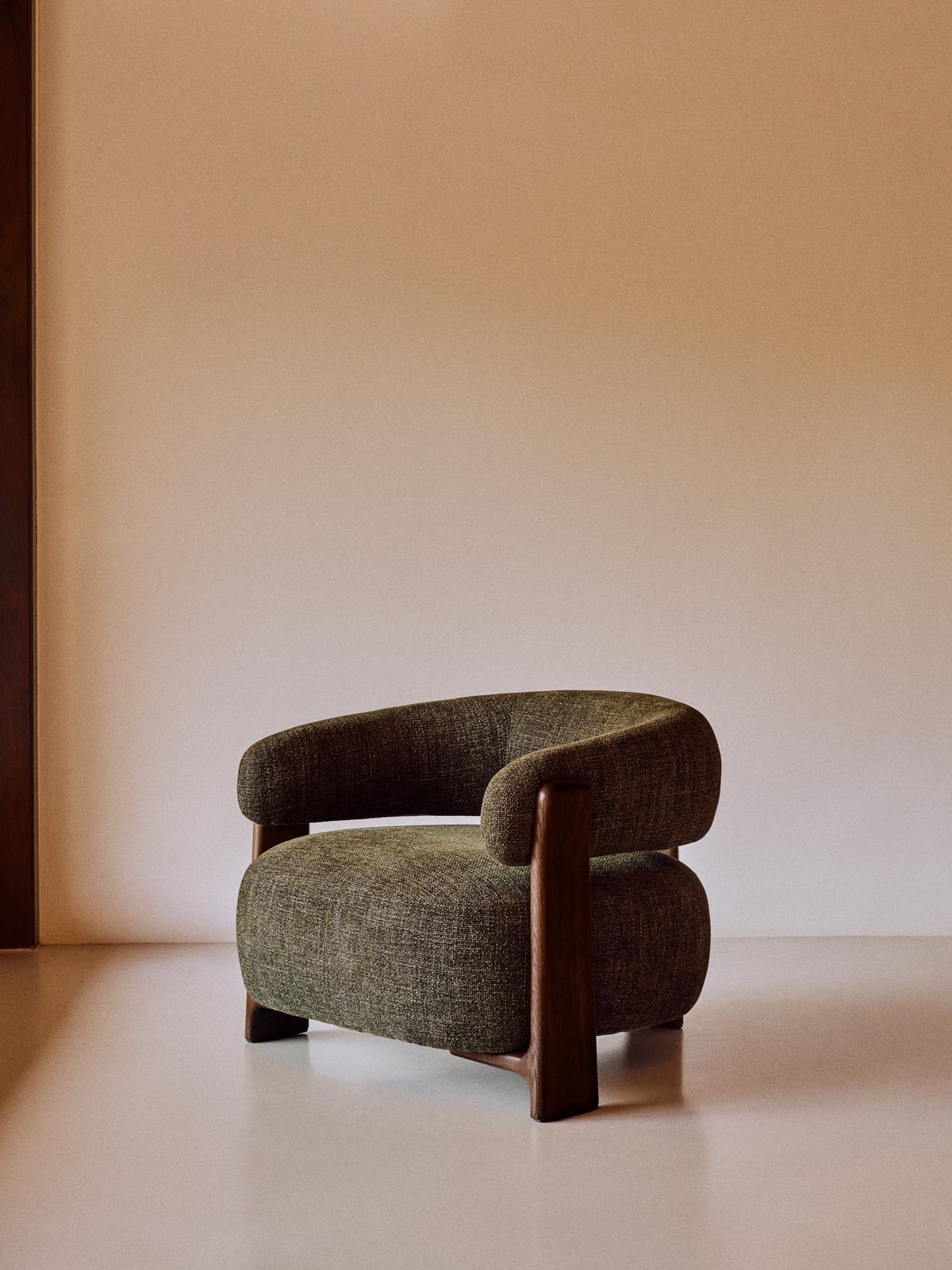 Granite fauteuil groene chenille en poten van massief essenhout in noten afwerking FSC 100%