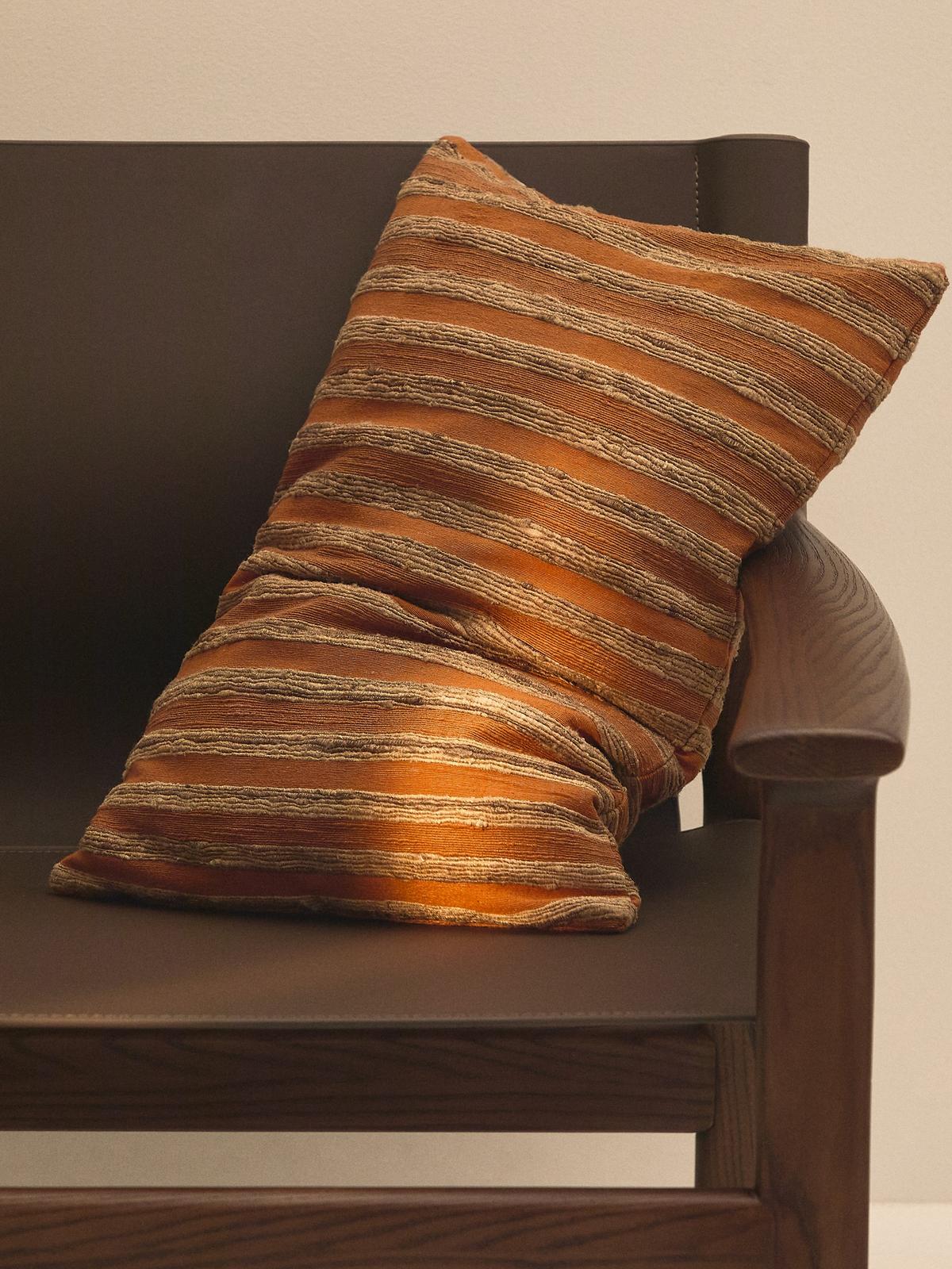 Dorevi jacquard kussenhoes van zijdemix met oranje strepen 40 x 60 cm