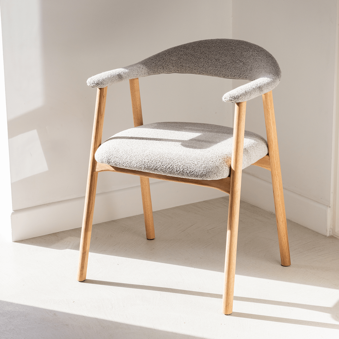 Armstoel COLETTE Monza Beige - Poot Eik Armstoel COLETTE Monza Beige - Poot Eik