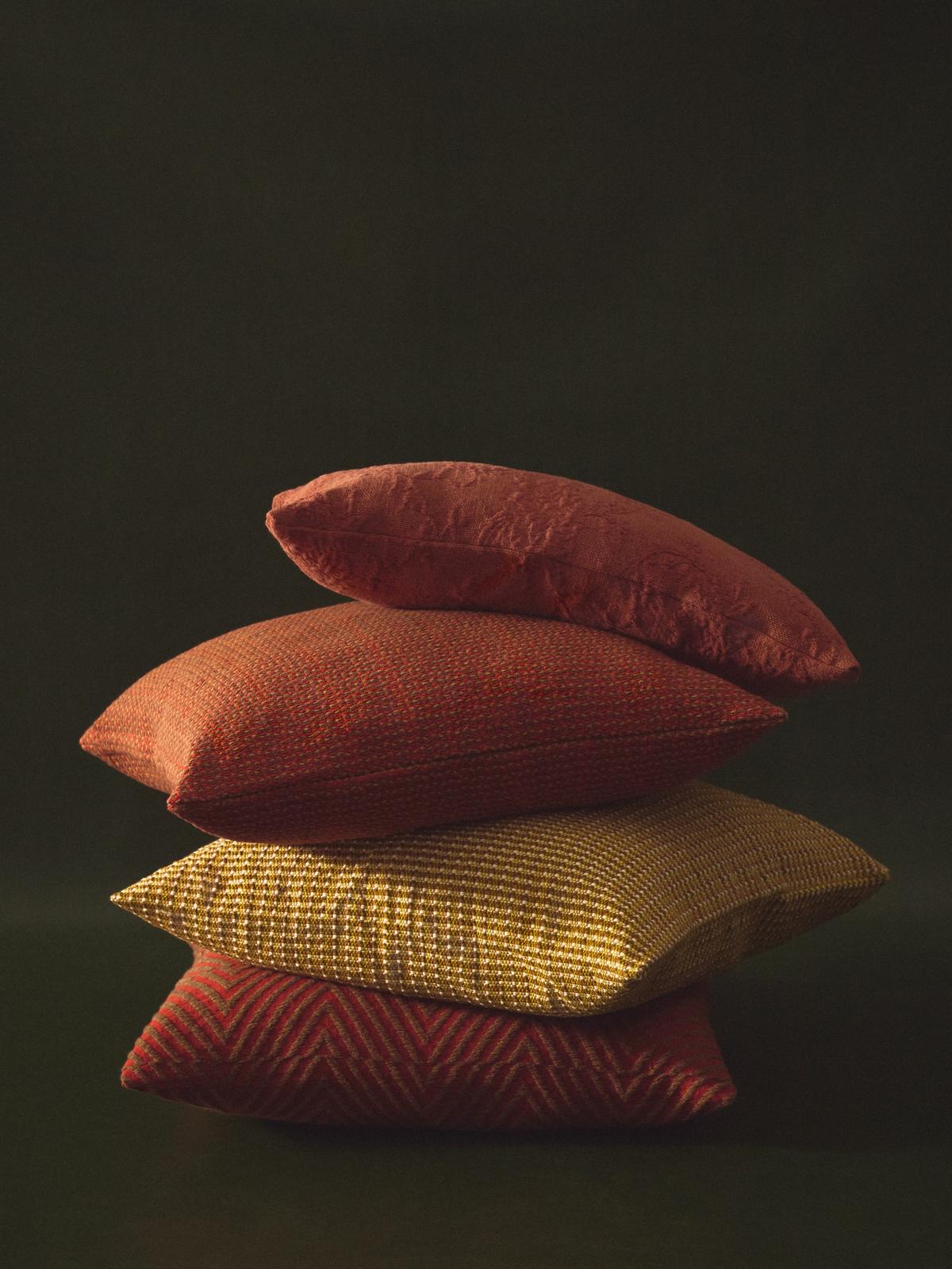 Nuval kussenhoes van gestructureerde stof in mosterdgeel 50 x 50 cm