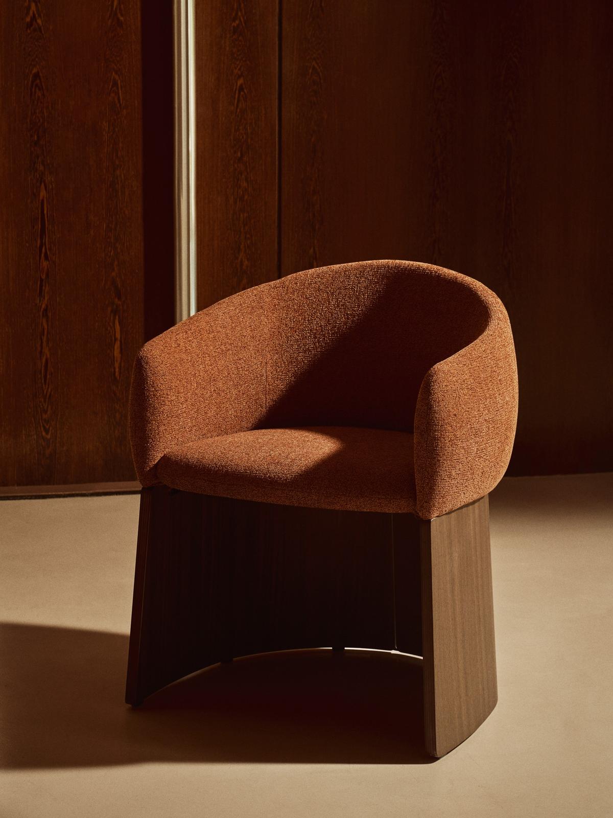 Bosca stoel in terracotta chenille en walnootfineer FSC 100%