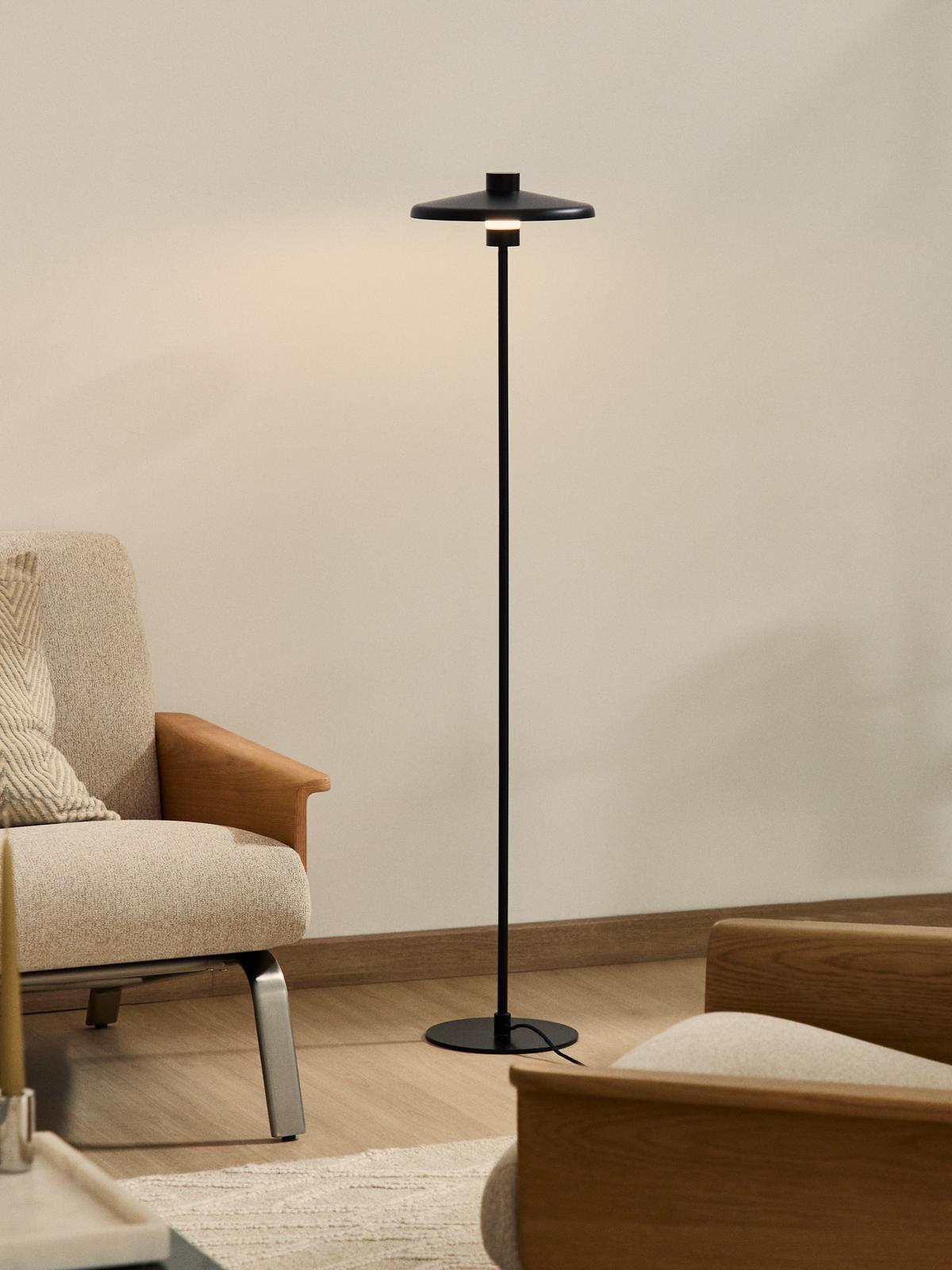 Nuvira staande lamp van gesatineerd zwart metaal