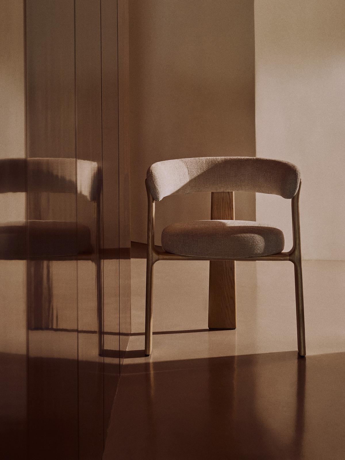 Granite stoel met 3 poten in beige chenille en massief essenhout naturel toon afwerking FSC 100%