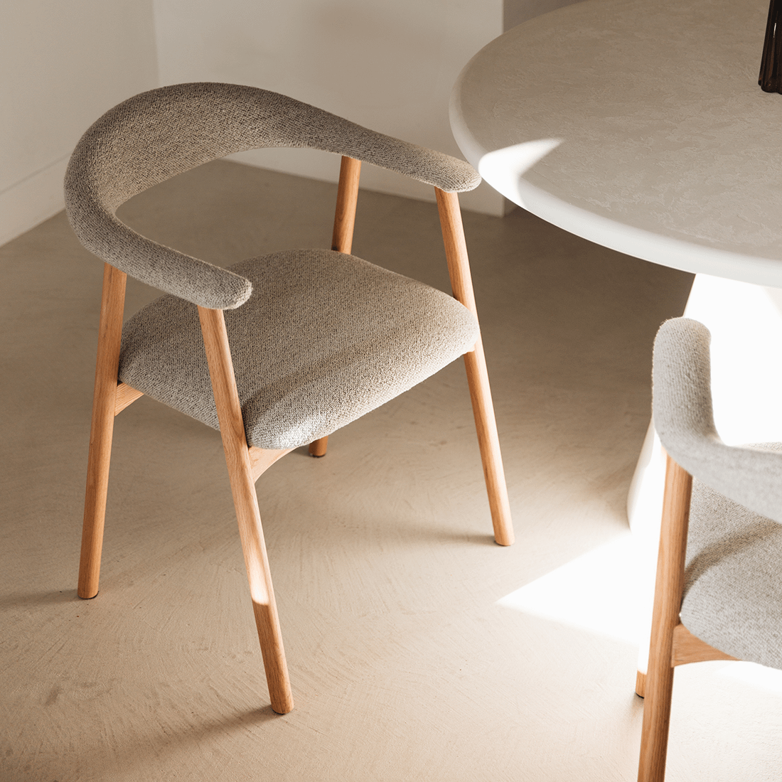 Armstoel COLETTE Monza Beige - Poot Eik Armstoel COLETTE Monza Beige - Poot Eik