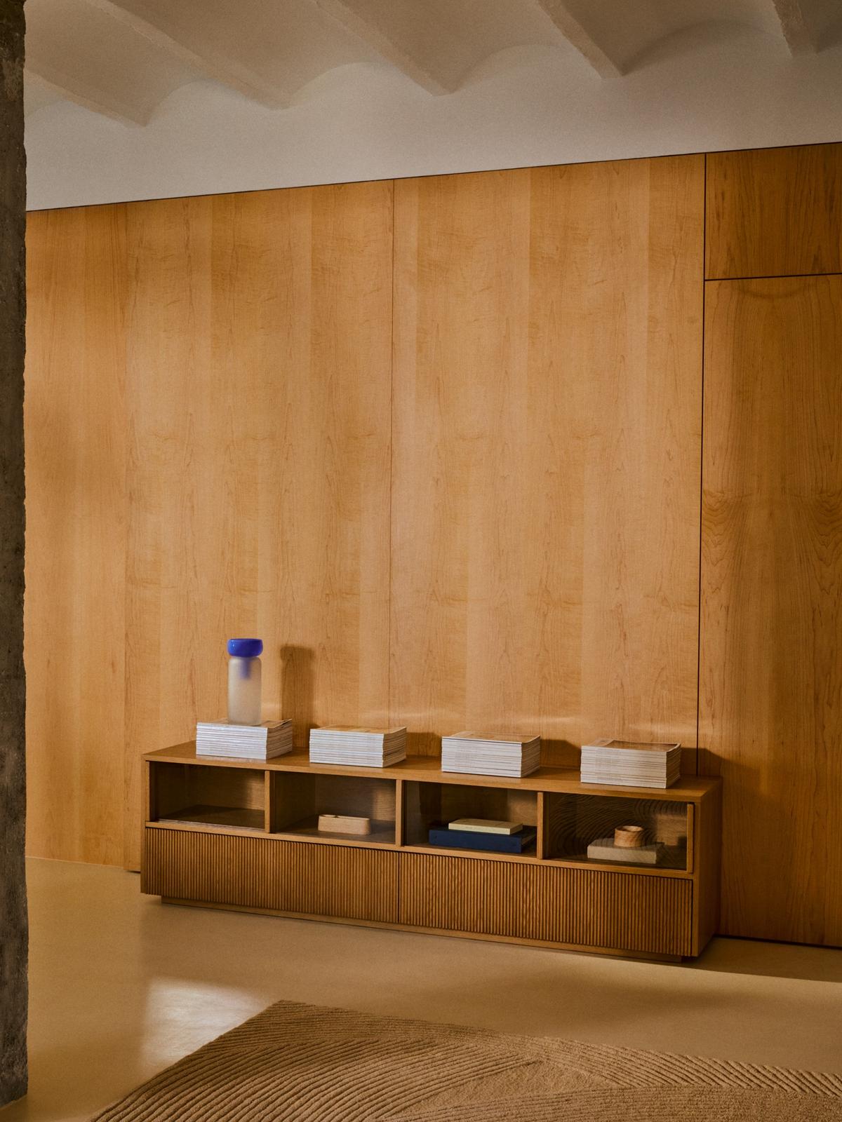 Helvine tv-meubel 4 deuren en 2 laden van eikenfineer en gehard glas 200 x 54 cm. FSC 100%