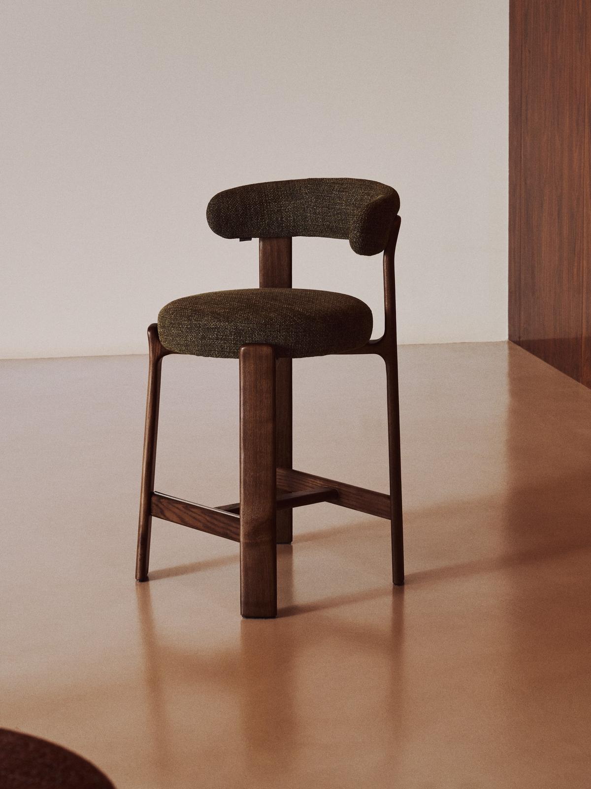 Granite kruk in groen chenille en massief essenhout met afwerking in notelaartoon FSC 100% 65 cm