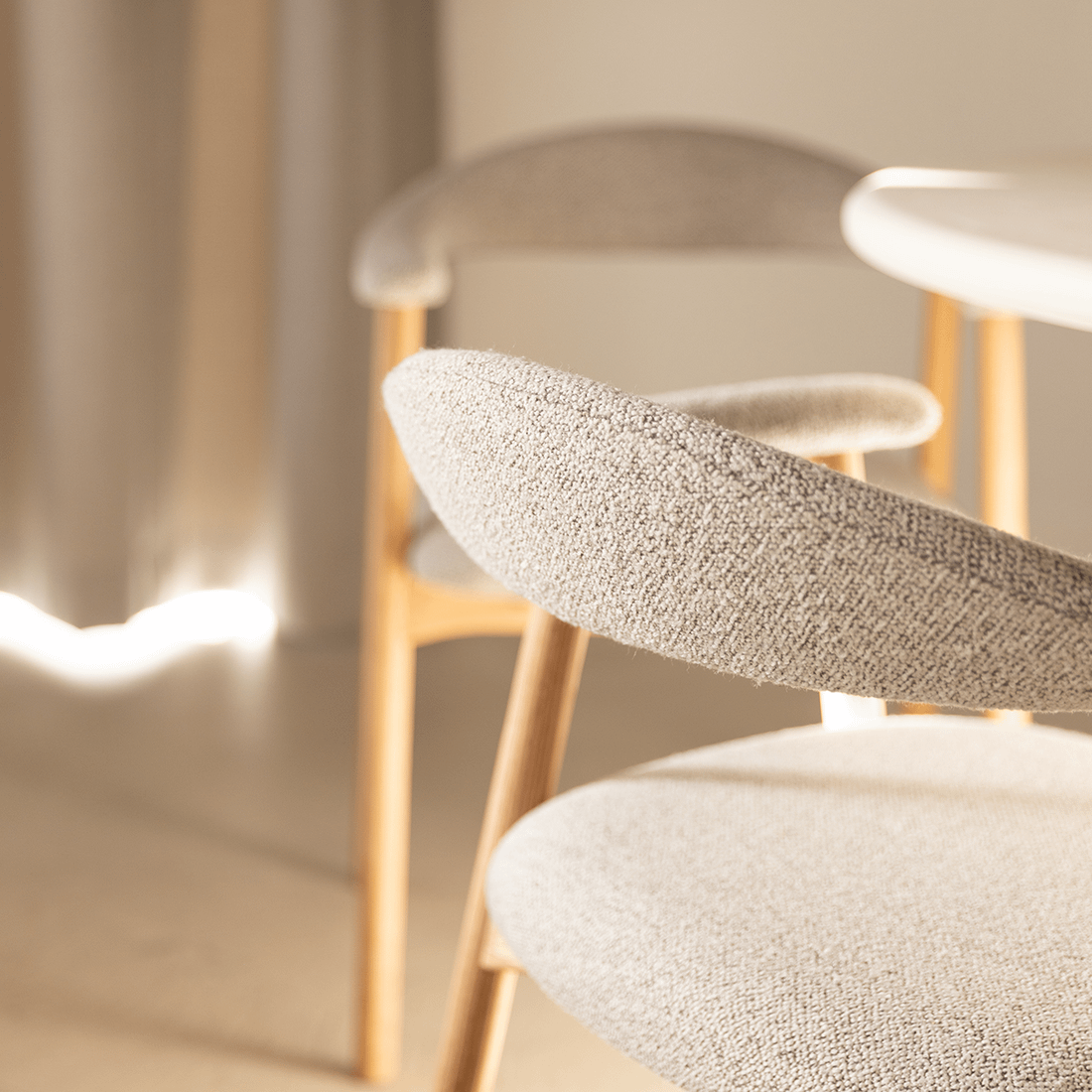 Armstoel COLETTE Monza Beige - Poot Eik Armstoel COLETTE Monza Beige - Poot Eik