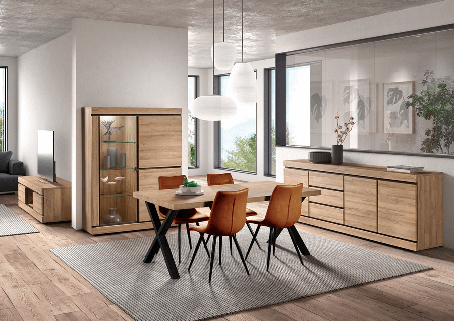 Eetkamer MACOUN: Dressoir + Glaskast + ABBEY Tafel + 4 stoelen LORRY Cognac Eetkamer MACOUN: Dressoir + Glaskast + ABBEY Tafel + 4 stoelen LORRY Cognac